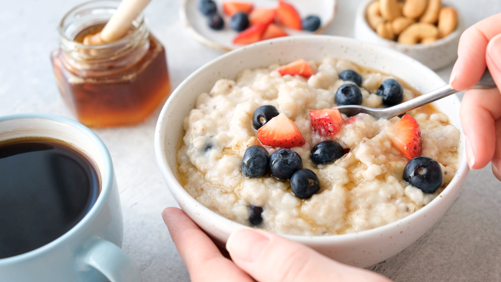 新研究显示，每天早上从吃燕麦等高纤食物展开一天，可以将罹患阿兹海默症的风险降低1/4以上。（达志影像/Shutterstock）(photo:ChinaTimes)