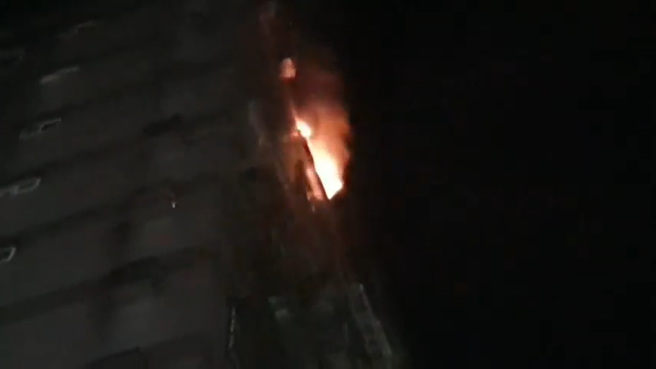 基隆海洋世界社区火警，数十名住户徘徊社区中庭，消防急撤离幸无人伤。（翻摄影片）