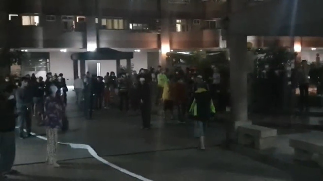 基隆海洋世界社区火警，数十名住户徘徊社区中庭，消防急撤离幸无人伤。（翻摄影片）