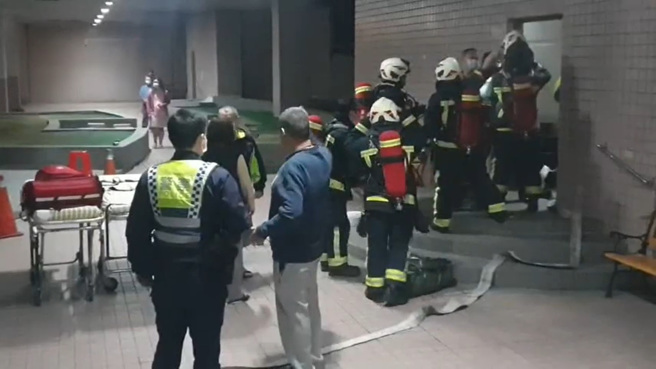 基隆海洋世界社区火警，数十名住户徘徊社区中庭，消防急撤离幸无人伤。（翻摄影片）