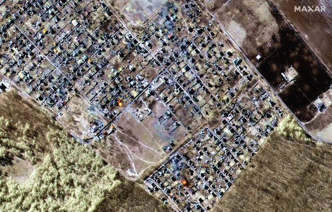 馬薩爾科技最新衛星畫面顯示，俄軍進一步逼近基輔，基輔近郊小鎮莫斯春（Moschun）多處民宅著火，建築物大面積受損且有許多砲坑。（圖／美聯社）