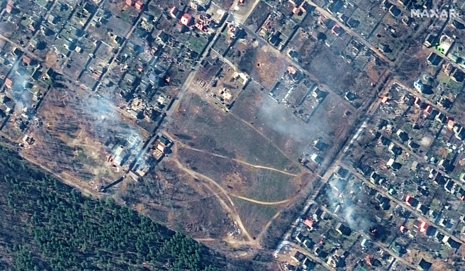 馬薩爾科技最新衛星畫面顯示，俄軍進一步逼近基輔，基輔近郊小鎮莫斯春（Moschun）多處民宅著火，建築物大面積受損且有許多砲坑。（圖／美聯社）