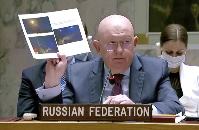 俄驻联合国大使涅本齐亚（Vasily Nebenzya）11日在联合国安理会指控乌克兰境内藏有生物武器，遭到联合国打脸。（图／美联社、联合国提供）