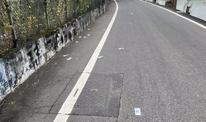 外出路上惊见「满地千钞」，网友1举动万人讚翻。（图／翻摄自宜兰知识＋）