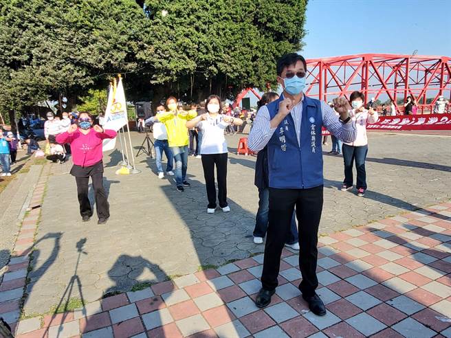 雲林縣府9日宣布雲林縣全民健康運動年啟動後，首場鄉鎮市級的健行活動今（12日）在西螺大橋堤防舉行，縣長張麗善、縣議員廖偉晴、李明哲、游淑雲到場和民眾一同舒活筋骨。（周麗蘭攝）
