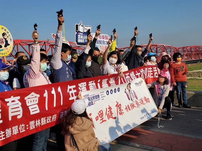 雲林縣20鄉鎮市5月底前都會舉辦健走活動，讓民眾熟悉縣內適合運動的場域，首場在西螺大橋堤防舉行，縣長張麗善等人鳴槍起走。（周麗蘭攝）