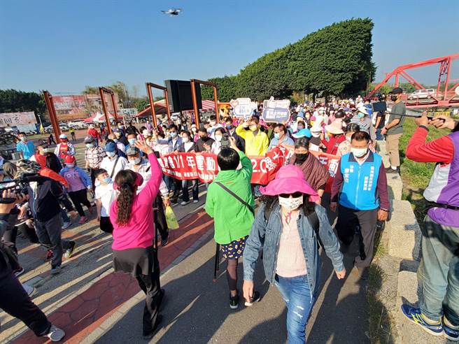 國內近期疫情趨緩，雲林縣府鼓勵民眾運動，縣長張麗善今（12日）參加西螺鎮的健走活動宣布開放國中以上有獨立動線的室內空間，國小部分因學生未施打疫苗，維持僅開放戶外操場。（周麗蘭攝）