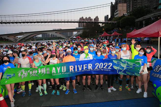 新北香鱼川路跑马拉松组上午6时开跑。（新北市观旅局提供）