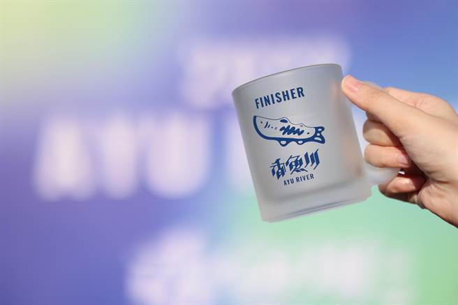 完赛纪念礼是结合「再生」理念与回收玻璃制作的环保纪念杯。（新北市观旅局提供）