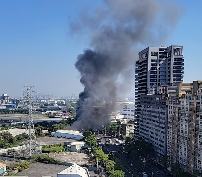 高雄市左營區民族一路12日一處汽車工廠失火，整排鐵皮屋遭火海吞噬。（翻攝記者爆料網）