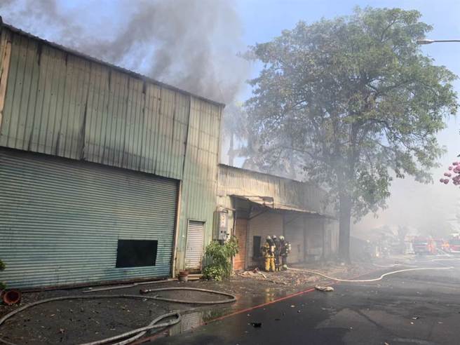 高雄市左營區民族一路一家汽車保養廠12日上午發生火警。（高市消防局提供／袁庭堯高雄傳真）
