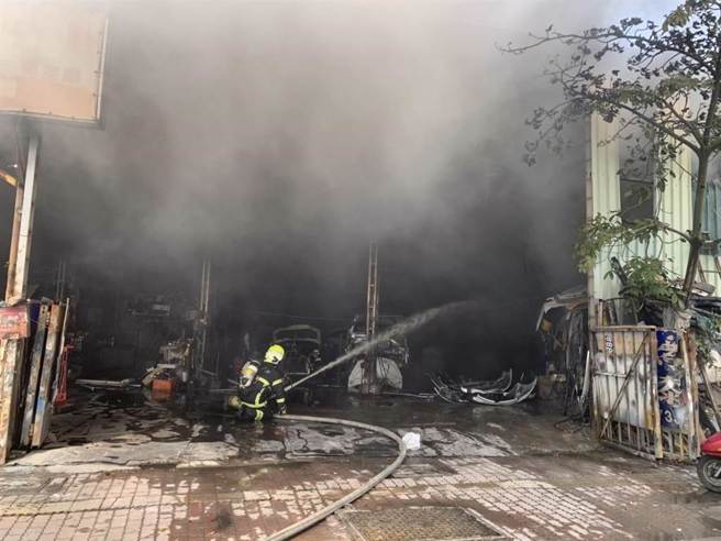 高雄市左營區民族一路一家汽車保養廠12日上午發生火警。（高市消防局提供／袁庭堯高雄傳真）
