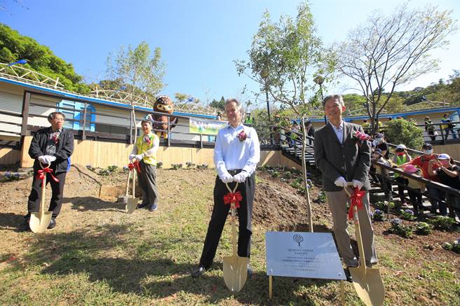 台北市政府与英国在台办事处在圆山风景区共同办理植树节环境教育活动，由市长室涉外事务总监周台竹与英国在台办事处代表邓元翰(John Dennis)一同种下纪念英国女王伊莉莎白二世登基70 年的白金禧年，象徵台英友谊长存的树苗。（张铠乙摄）