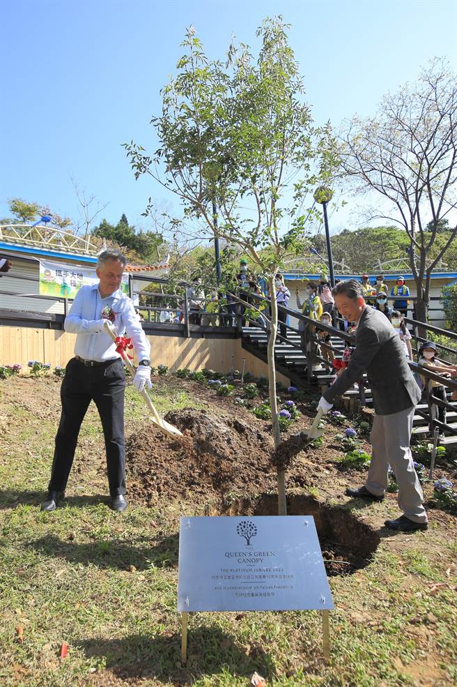 台北市政府与英国在台办事处在圆山风景区共同办理植树节环境教育活动，由市长室涉外事务总监周台竹与英国在台办事处代表邓元翰(John Dennis)一同种下纪念英国女王伊莉莎白二世登基70 年的白金禧年，象徵台英友谊长存的树苗。（张铠乙摄）