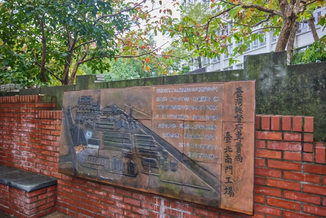 磚牆上還留有當時南門工場的配置圖。(圖/行遍天下)