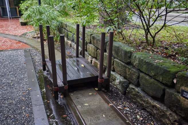 園區內保留著樟腦工場的貨物運輸軌道與板車。(圖/行遍天下)