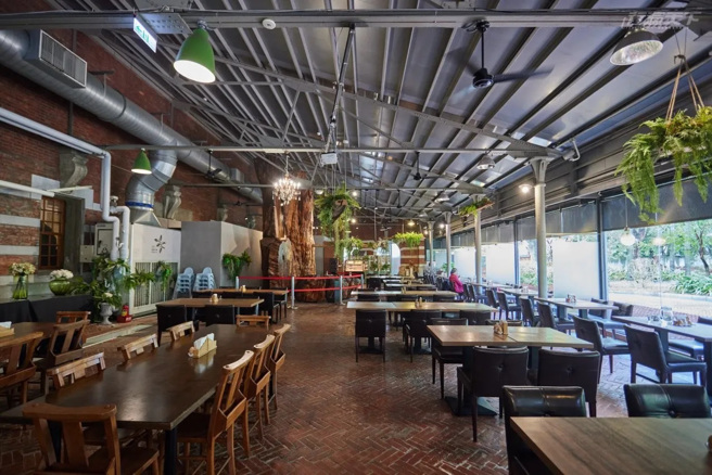 餐廳大片的落地窗將視覺延伸至戶外的綠意植栽十分清新。(圖/行遍天下)