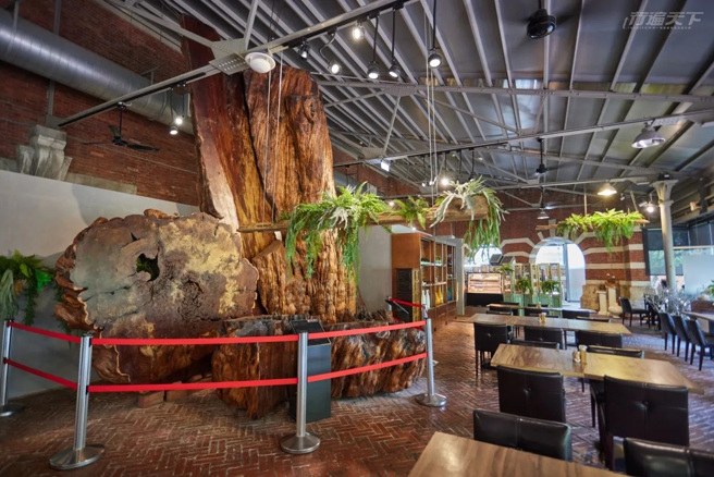 鎮店之寶是由藝術家楊英風所打造的紅豆杉藝術品－古木參天。(圖/行遍天下)