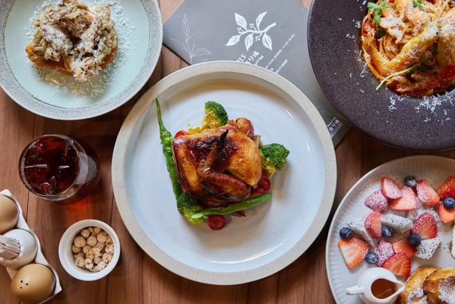 普羅旺斯香草烤雞：融入普羅旺斯香料的半雞，夠過主廚擅長的法式舒肥法再烤至焦香，每一口都吃鮮甜多汁，底部則鋪上擁有高膳食纖維、低GI、低熱量特性南瓜泥與季節時蔬。(圖/行遍天下)
