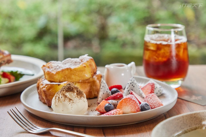 季節水果法式吐司：吸滿牛奶與蛋液的軟嫩法式吐司用奶油煎至金黃色後，搭配當季新鮮的莓果等水果，結合蜂蜜、香草冰淇淋，是甜點控絕對不能錯過的甜蜜美食。(圖/行遍天下)