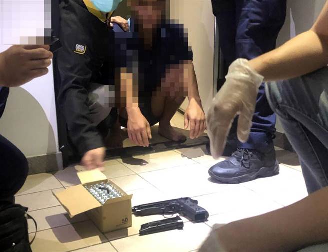 康姓男子持空气枪射击台东地方法院公告栏，2小时后被逮。（民眾提供）