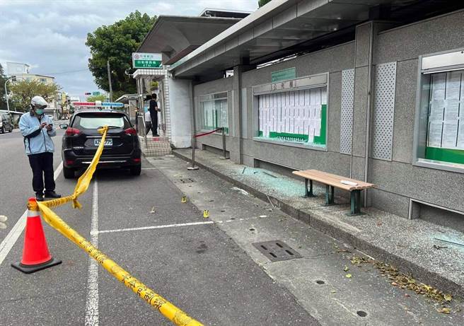 康姓男子持空气枪射击台东地方法院公告栏，2小时后被逮。（民眾提供）