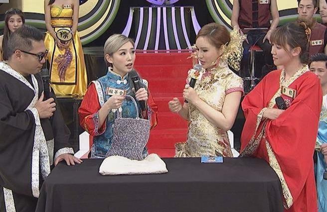 戎祥出差买了个珠珠包，让赖芊合又气又好笑。(图/截取自中天YouTube)