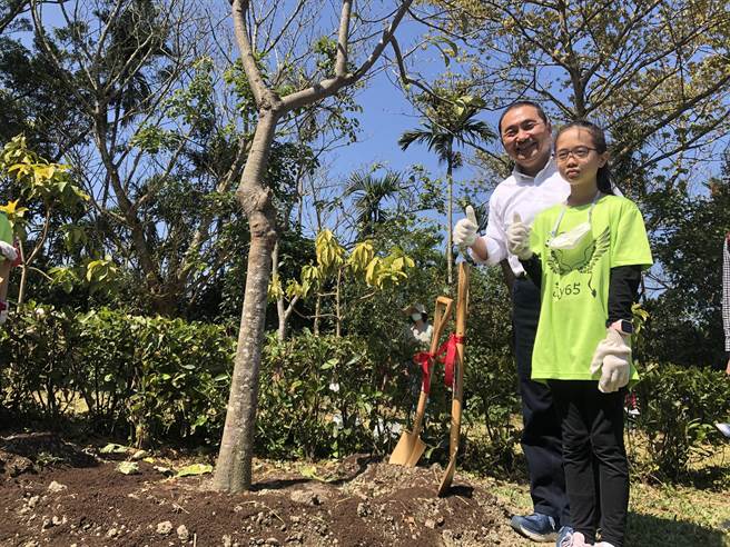 新北市推动「新北山海造林计画」，市长侯友宜在今（12日）植树节，于新北市文山农场宣布计画启动。（叶书宏摄）