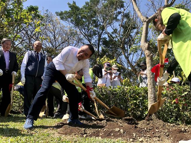 新北市推动「新北山海造林计画」，市长侯友宜在今（12日）植树节，于新北市文山农场宣布计画启动。（叶书宏摄）