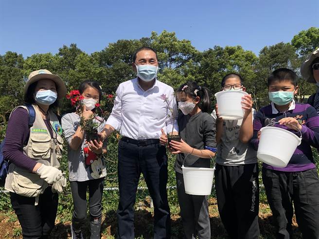 新北市推动「新北山海造林计画」，市长侯友宜在今（12日）植树节，于新北市文山农场宣布计画启动。（叶书宏摄）