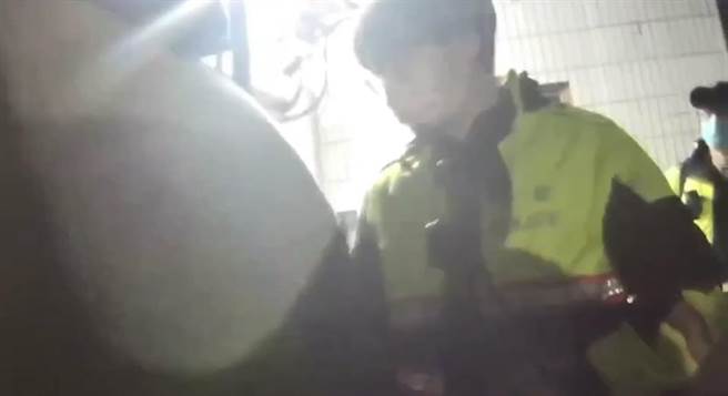 54岁林姓女子2月间2次打110报案扬言轻生，警消到场后才发现只是因为酒醉心情不好。（汐止警分局提供）