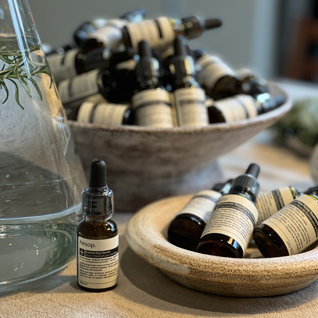 Aesop莹澈眼部精华。（邱映慈摄）