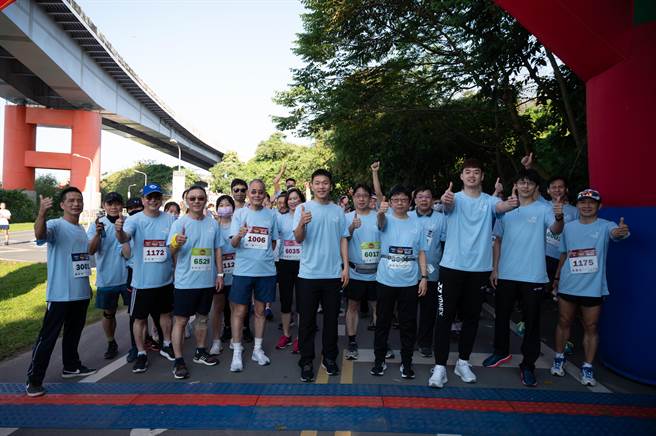 东京奥运羽球男子双打金牌王齐麟、李洋，参加台科大校庆路跑活动，为校庆运动会活动展开序幕。(台科大提供／李侑珊台北传真)