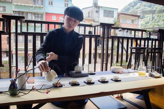 华梵大学茶席师董立委进行茶席展演。（华梵大学提供）