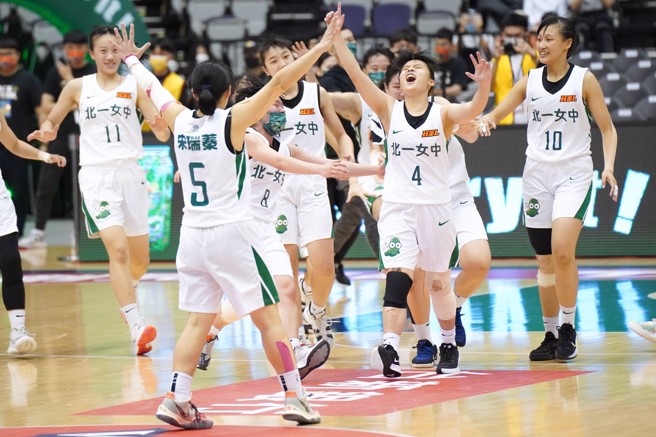 北一女中擊敗永仁高中，獲得冠軍賽門票，全隊開心慶祝。（高中體總提供）