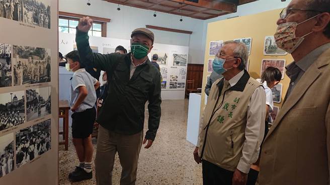 台南市副市长戴谦参观老照片展，看着校园旧照，回忆自己的学生生活。（程炳璋摄）