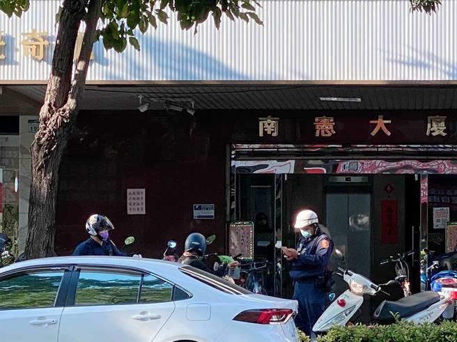 高市警察近日加強稽查人行道上違規騎車。（擷取自曹桓榮臉書）