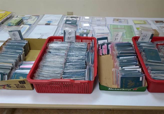 移民署嘉义县专勤队起获遭犯嫌扣押印尼移工护照342本。（嘉义县专勤队提供／张亦惠嘉县传真）