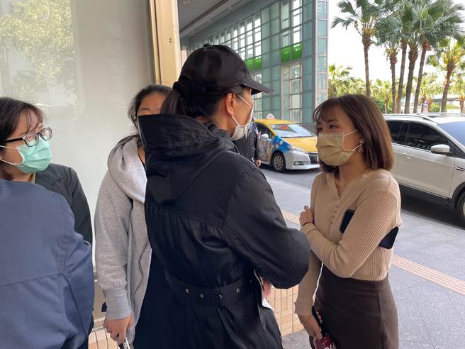 鍾母表示，看到網路留言謾罵真的心力交瘁，對兒子及自己也是二度傷害，盼社會多一點溫暖，不排除會申請國賠、提告。（葉書宏攝）