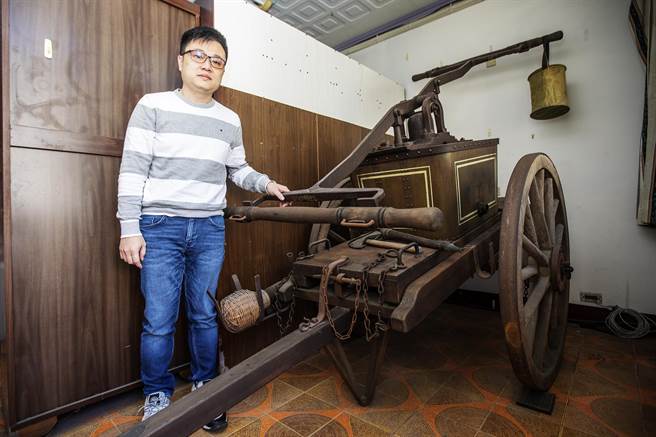 馮守亮祖父留下來的日據時期「消防幫浦車」，曾有不少收藏家想高價收購，他說祖傳物品無價，要代代相傳。（羅浚濱攝）   