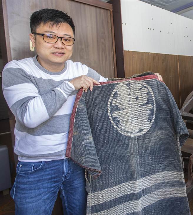 馮守亮祖父留下來的日據時期竹東街消防衣。（羅浚濱攝）