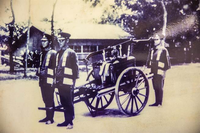 馮守亮祖父留下來的日據時期消防幫浦車老照片。（馮守亮提供／羅浚濱翻攝）