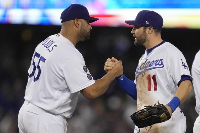 普侯斯(左)季外成为自由球员，仍有希望找到新东家。（美联社资料照）