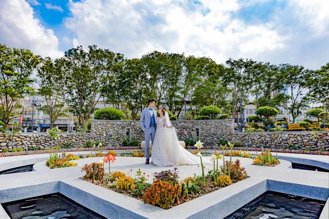 台北玫瑰园为北部外拍婚纱景点的新选择。（北市公园处提供／杨亚璇台北传真）