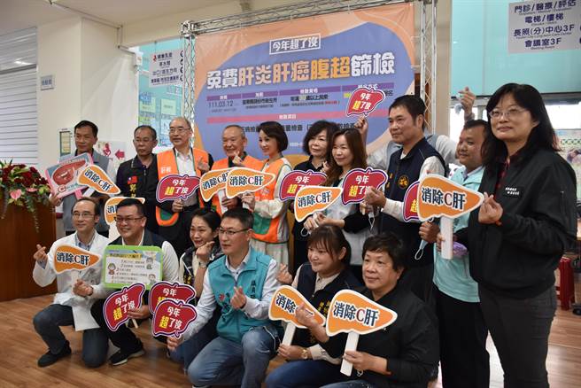 肝基会12日上午在头份市卫生所举办肝炎及癌症筛检，苗栗县长徐耀昌与肝基会执行长杨培铭等到场鼓励民眾踊跃前来筛检。（谢明俊摄）