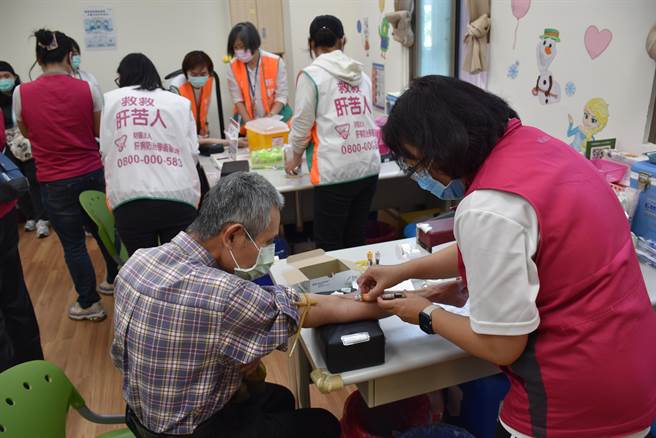 肝基会12日上午在头份市卫生所举办肝炎及癌症筛检，许多民眾赶来抽血检验。（谢明俊摄）