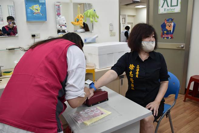 肝基会12日上午在头份市卫生所举办肝炎及癌症筛检，立委徐志荣夫人王慧珍也加入抽血检验。（谢明俊摄）