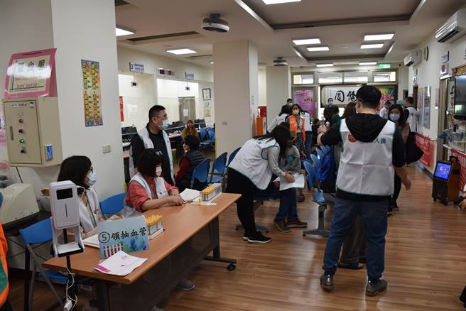 肝基会12日上午在头份市卫生所举办肝炎及癌症筛检，台湾人寿派出多位员工到场协助。（谢明俊摄）