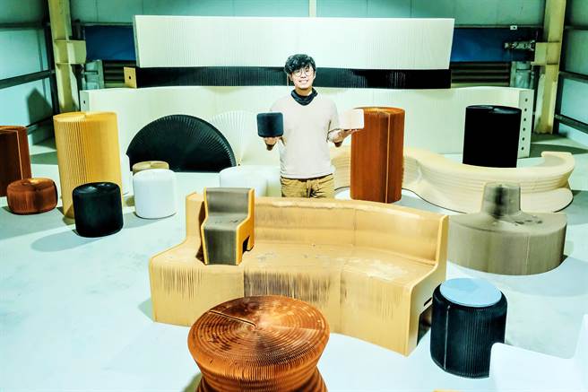 台芯实业第二代张玮，说明开发多元的蜂巢家具。（罗浚滨摄）