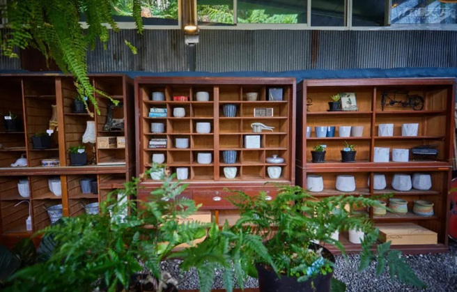 除了盆栽，還有販售各類質感好的陶作或瓷花盆。(圖/行遍天下)